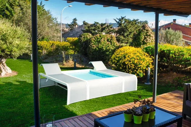 Piscina-Mariposa-con-tumbonas-GRE-3