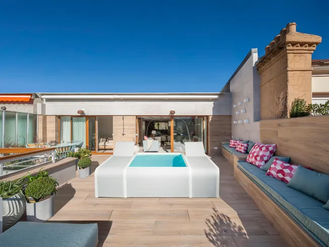 Piscina-Mariposa-con-tumbonas-GRE-4